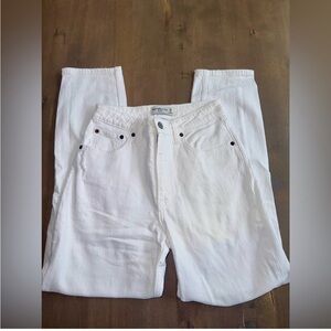 Abercrombie and Fitch The Mom High Rise. White Demin. Size 26/2LONG🤍 Curve Love